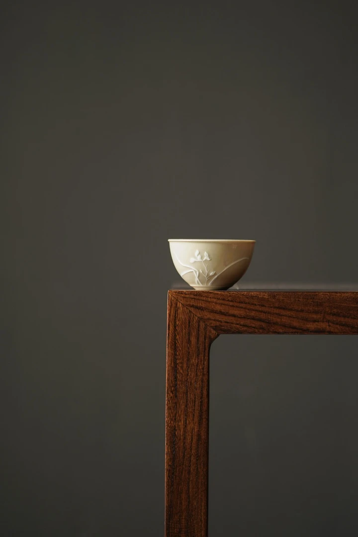 《芳芳吖》云泊定白堆白兰花纹杯