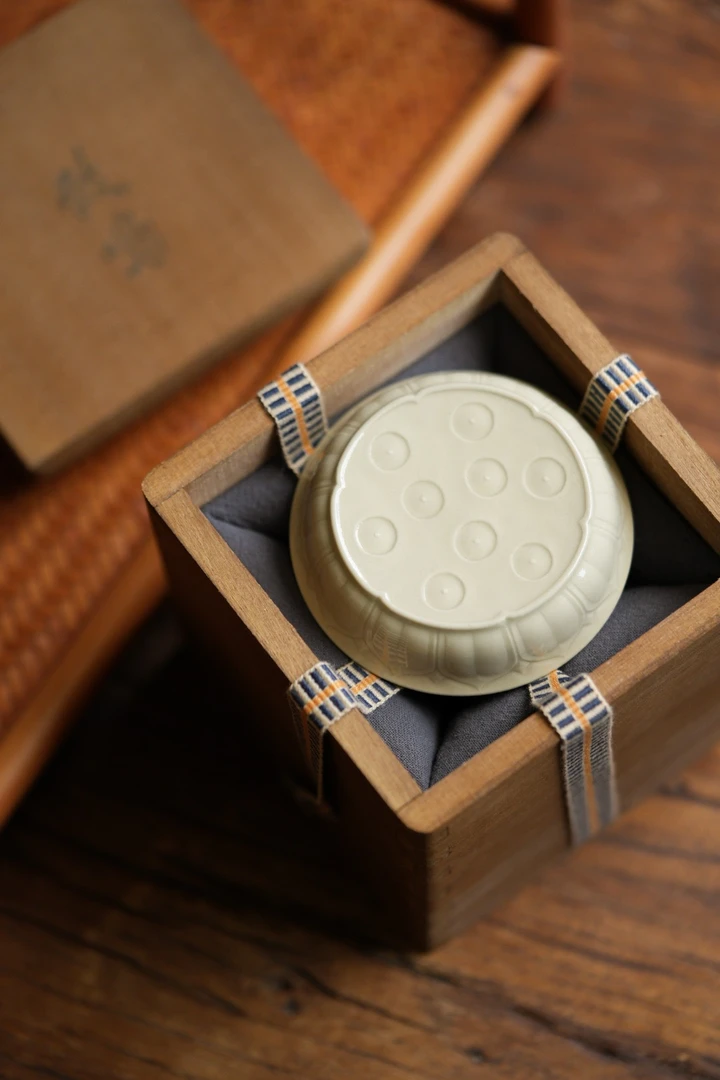 致鸣定白须弥盖置杯