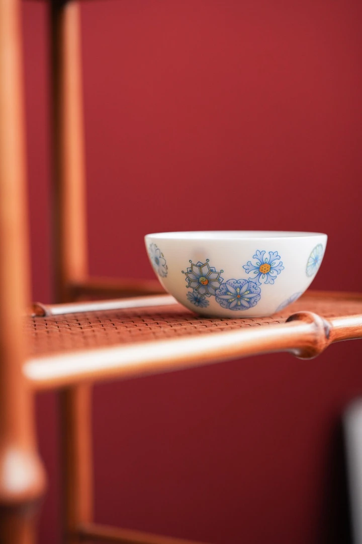 《芳芳吖》艺林藏珍珐琅料皮球花小卧足杯