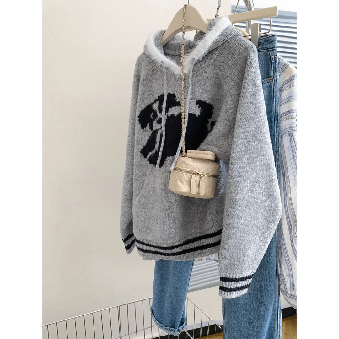 灰色小狗浣熊绒连帽套头针织毛衣女秋冬2024正肩宽松针织衫上衣