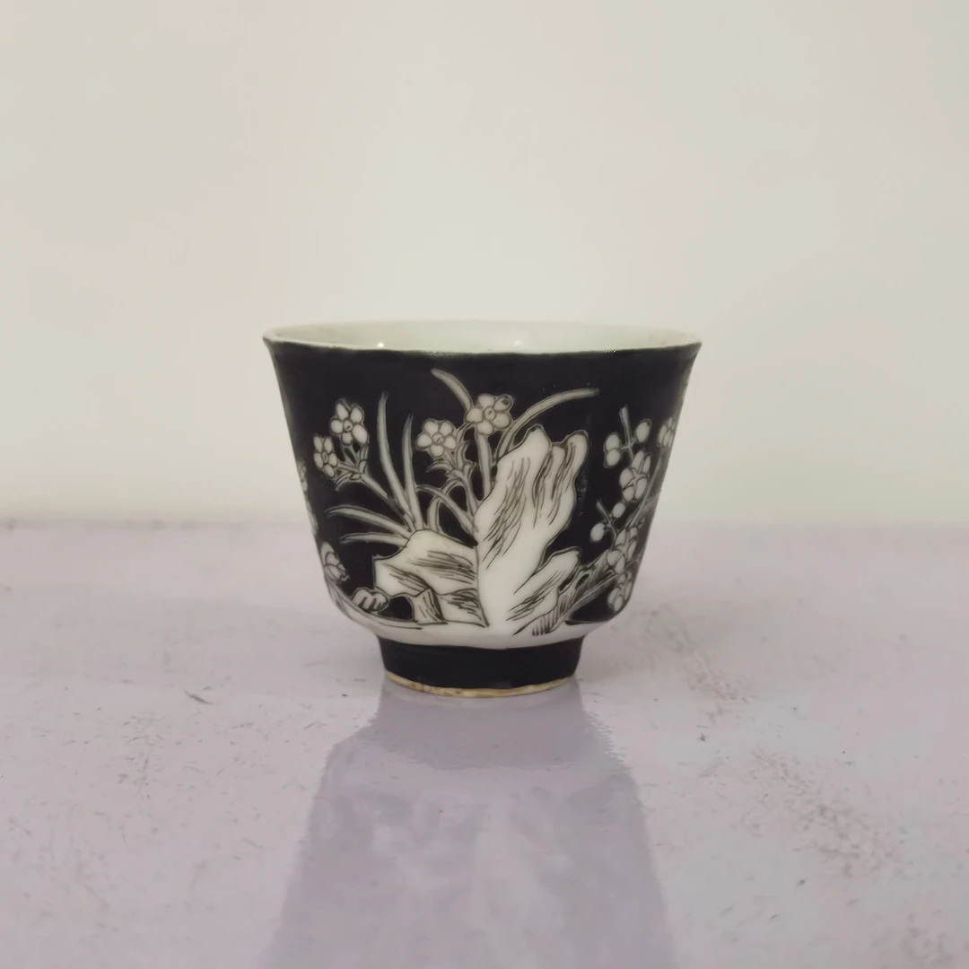 3055清同治 墨地留白花碟纹品茗杯