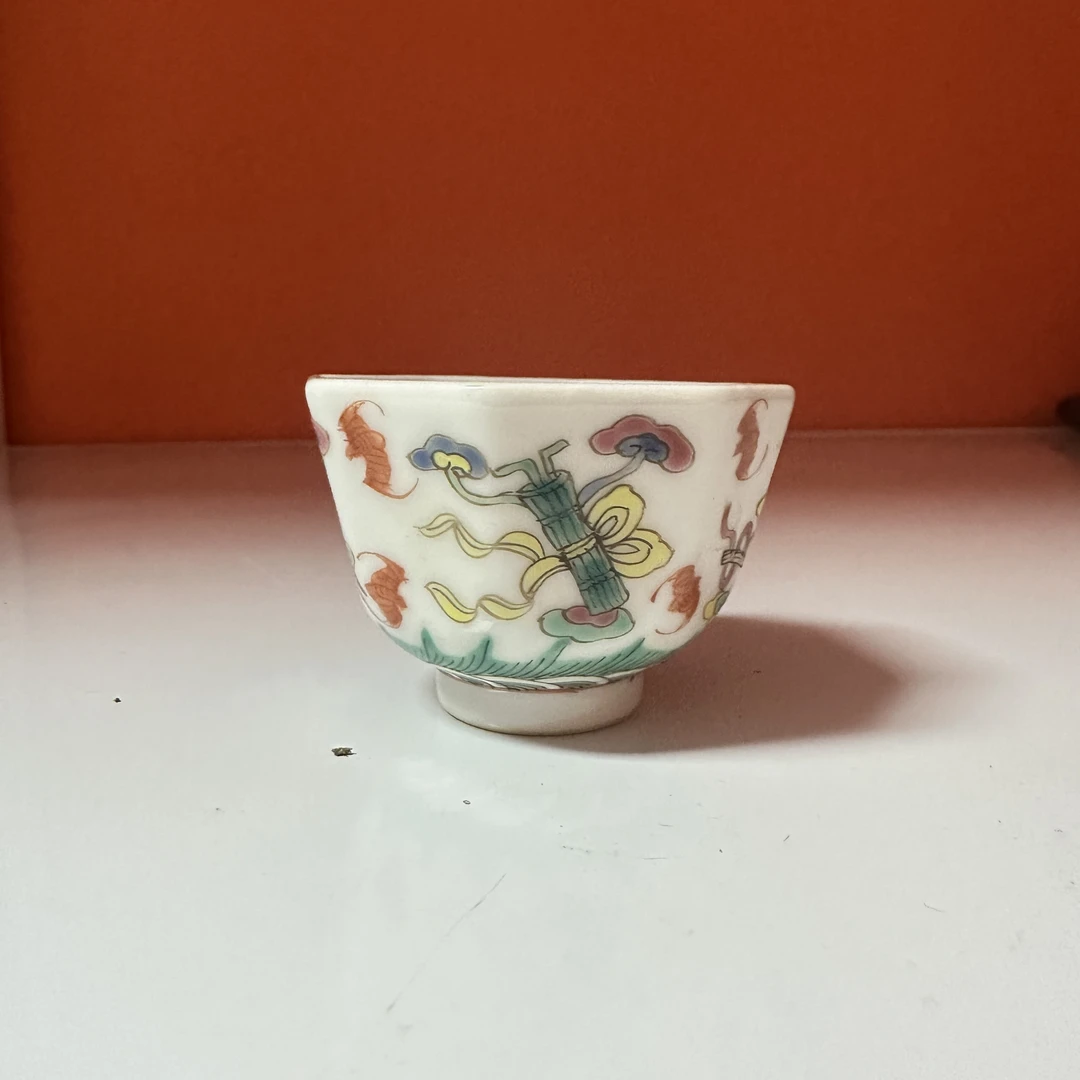 清同治 粉彩红蝠吉祥八棱杯
