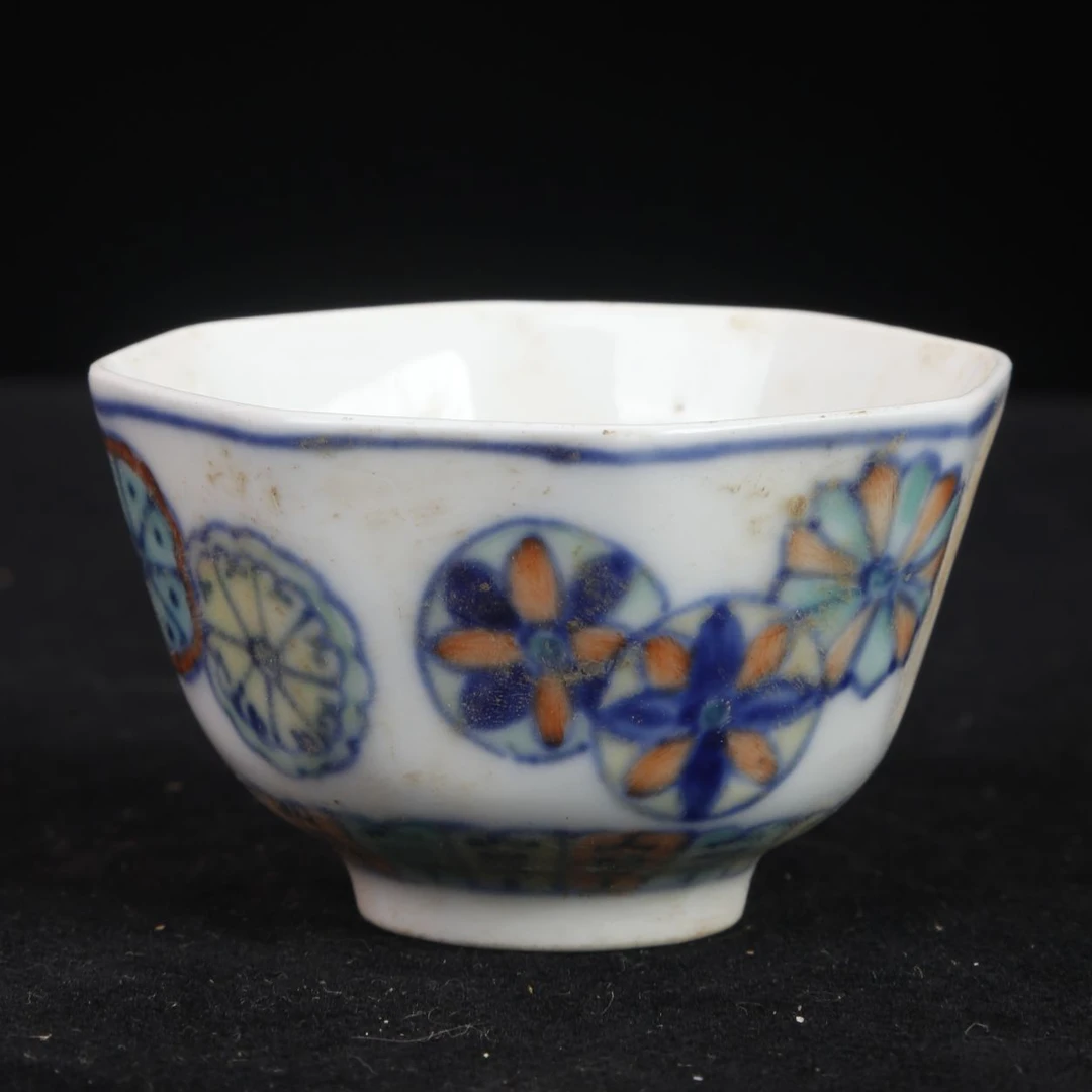 0559清晚期 斗彩皮球花纹八棱杯