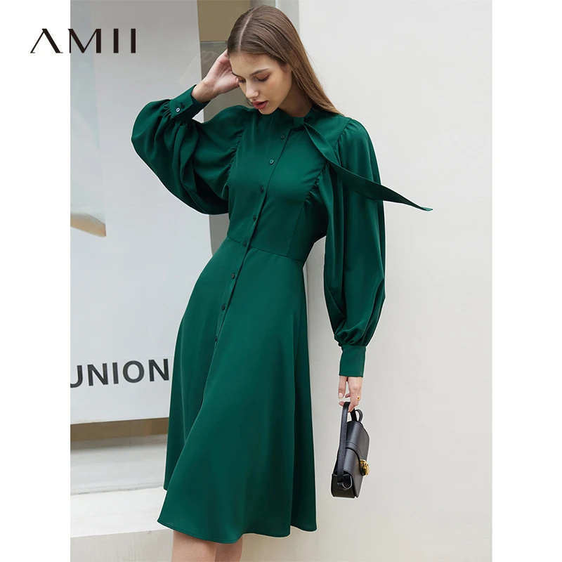 Amii秋季黑色法式气质设计感时尚纯色宽松立领收腰连衣裙72341031