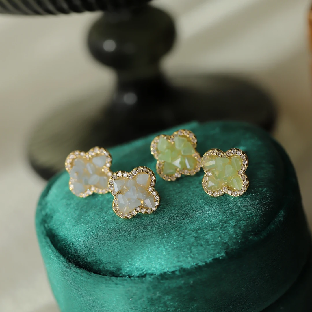 合金合成锆石耳饰 简约时尚复古港风赫本风四叶草耳钉轻奢耳环女