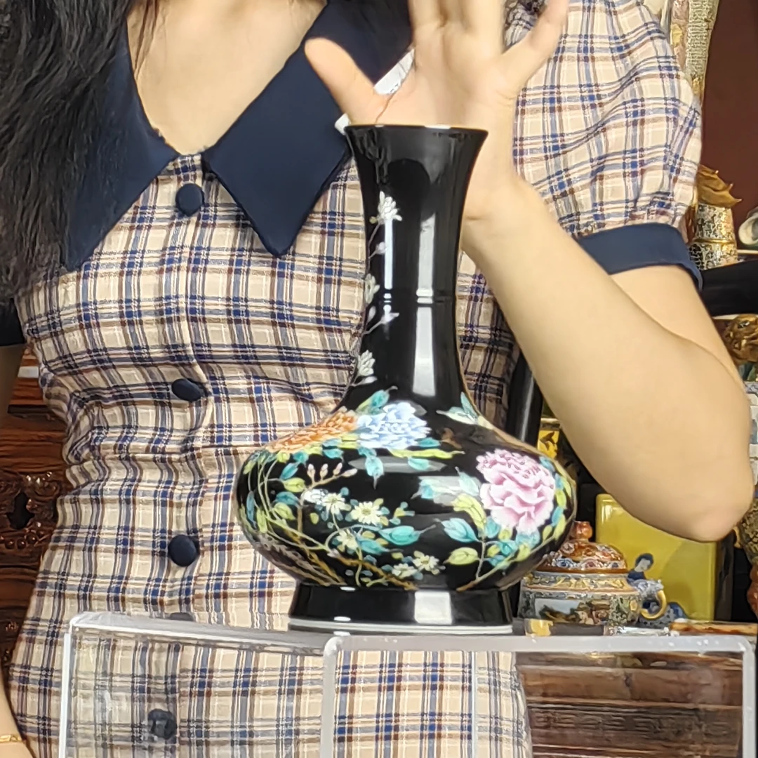 清 珐琅彩黑地花卉荸荠瓶