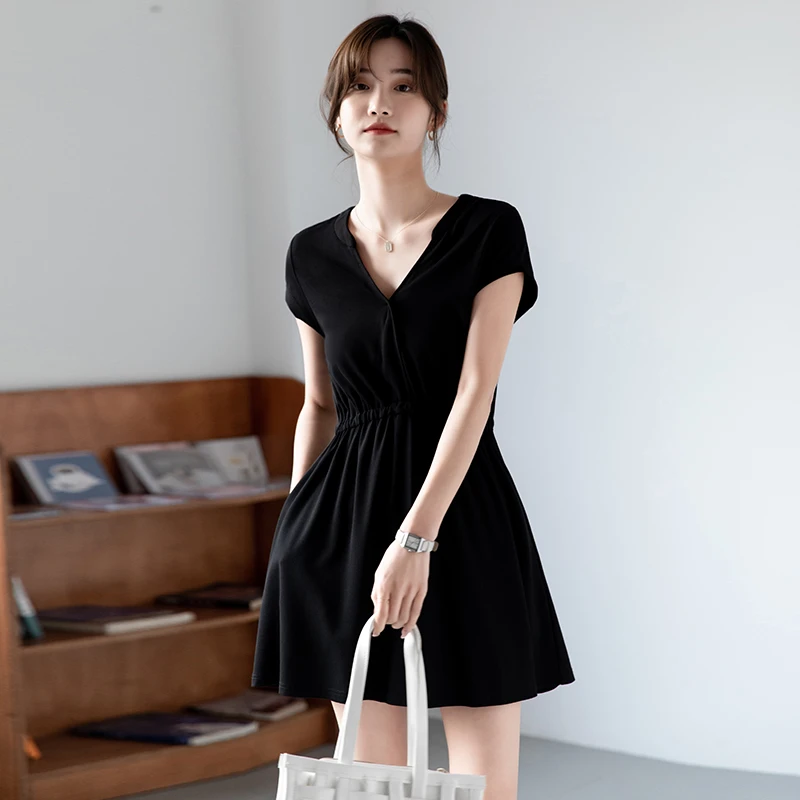 2837黑色松紧腰显瘦连衣裙春夏新品气质通勤V领短款赫本风小黑裙