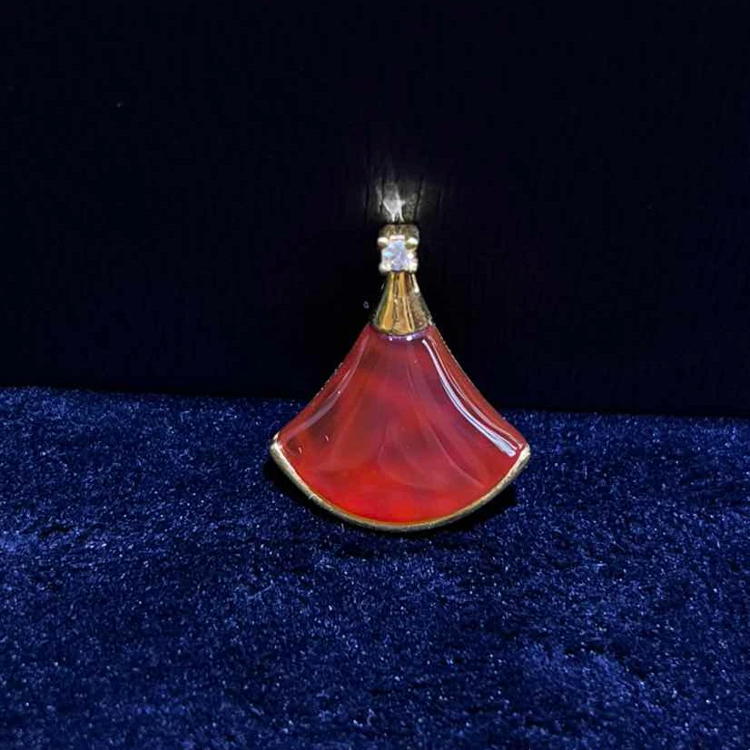 “云珊”足金大裙子吊坠