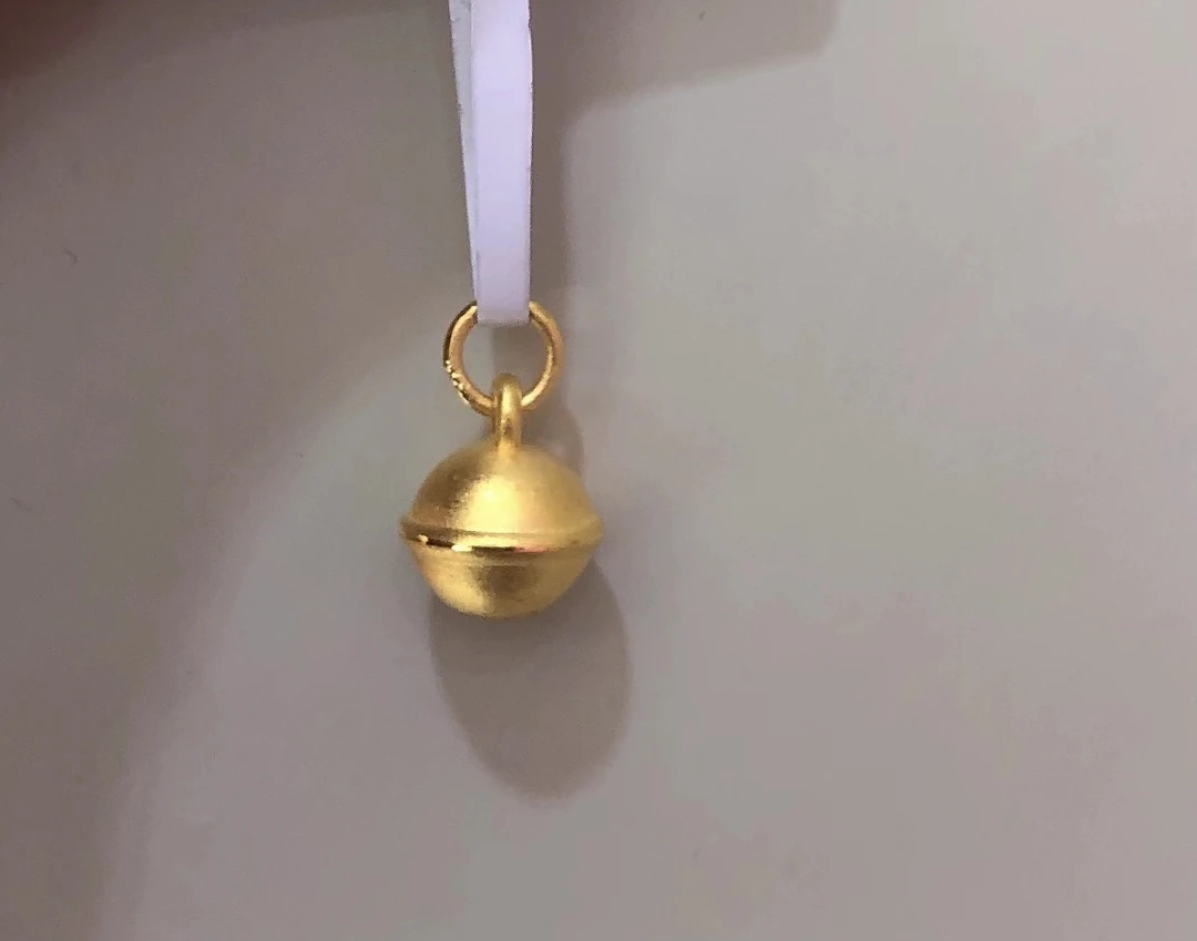 【周老板】足金小铃铛吊坠磨砂可爱（附编绳 颜色款式随机）
