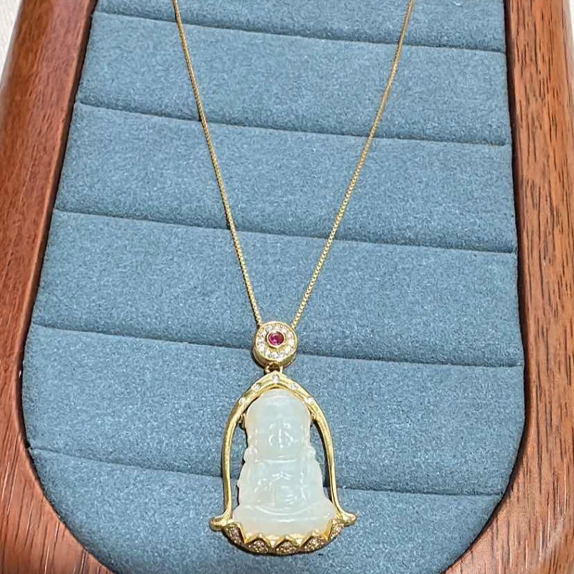 “佛宝”天然和田玉吊坠