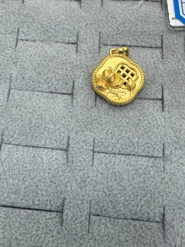 【周老板】足金3D窗边莲花挂坠