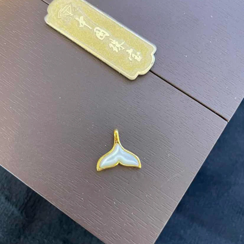 “深海”足金鱼尾吊坠