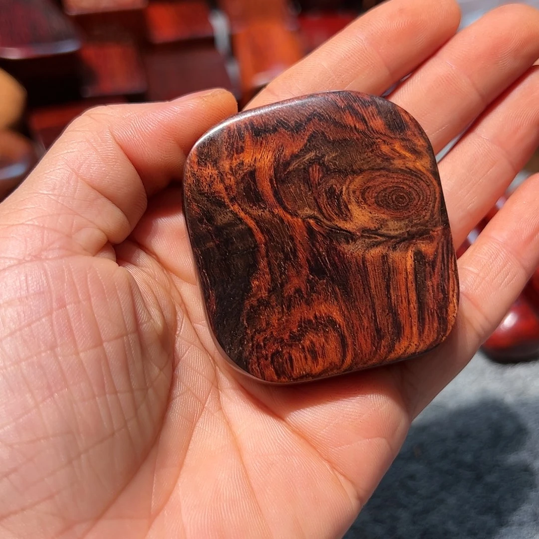 交趾黄檀（大红酸枝）把件回**啸