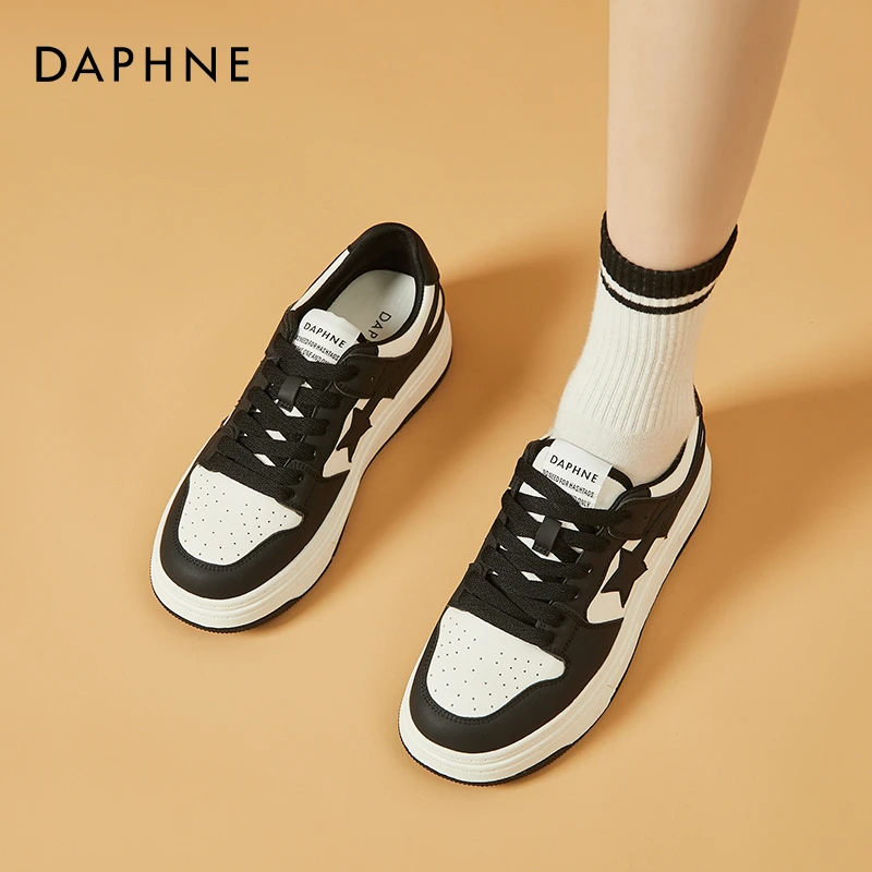 达芙妮女鞋春季新款时尚百搭复古经典熊猫休闲板鞋平底星星小白鞋
