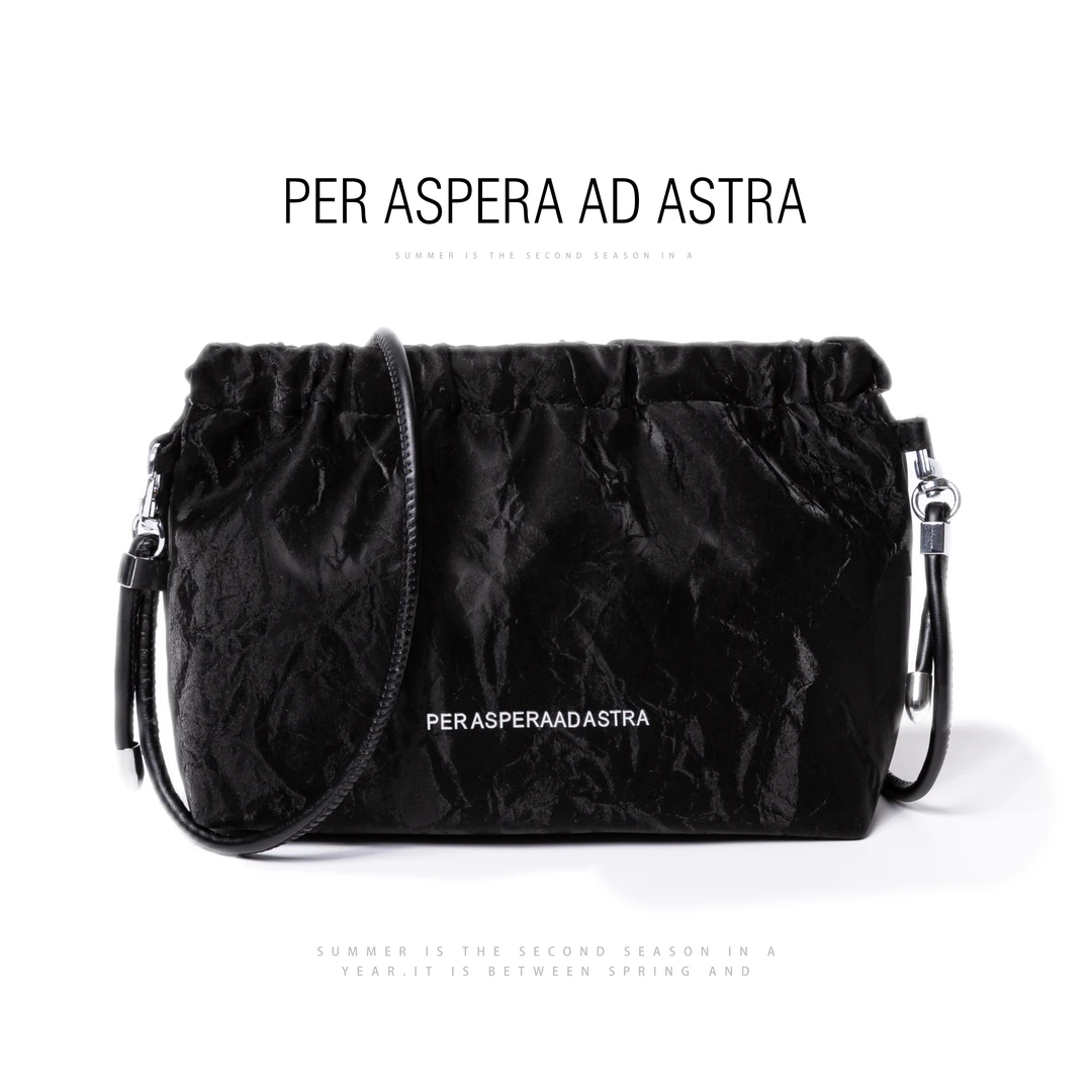 新款弹片斜跨包可调节肩带通勤小巧高级质感轻奢中式唐装极简包包