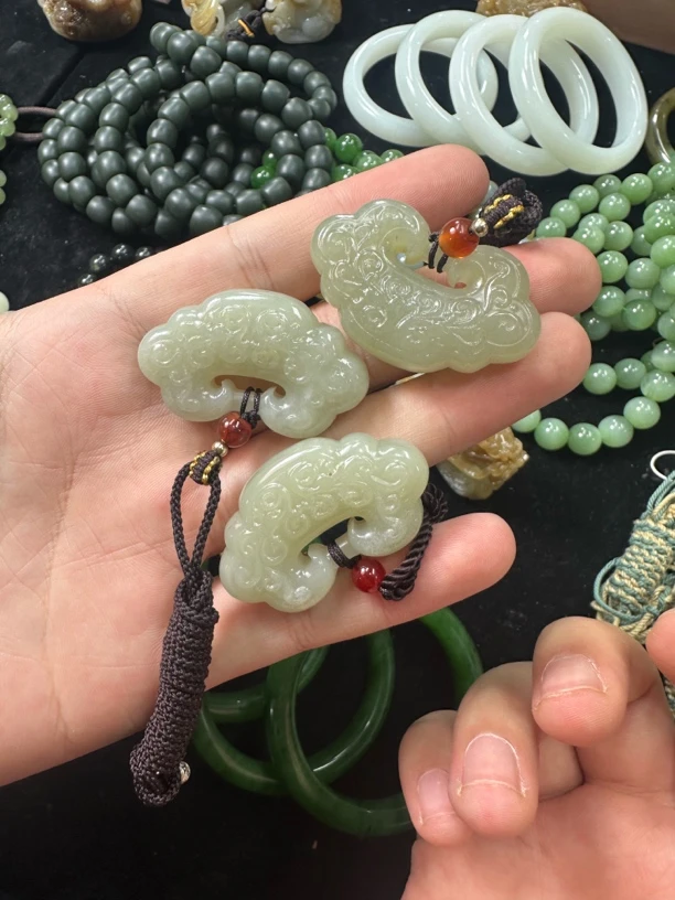 新疆和田玉如意锁多样性发一