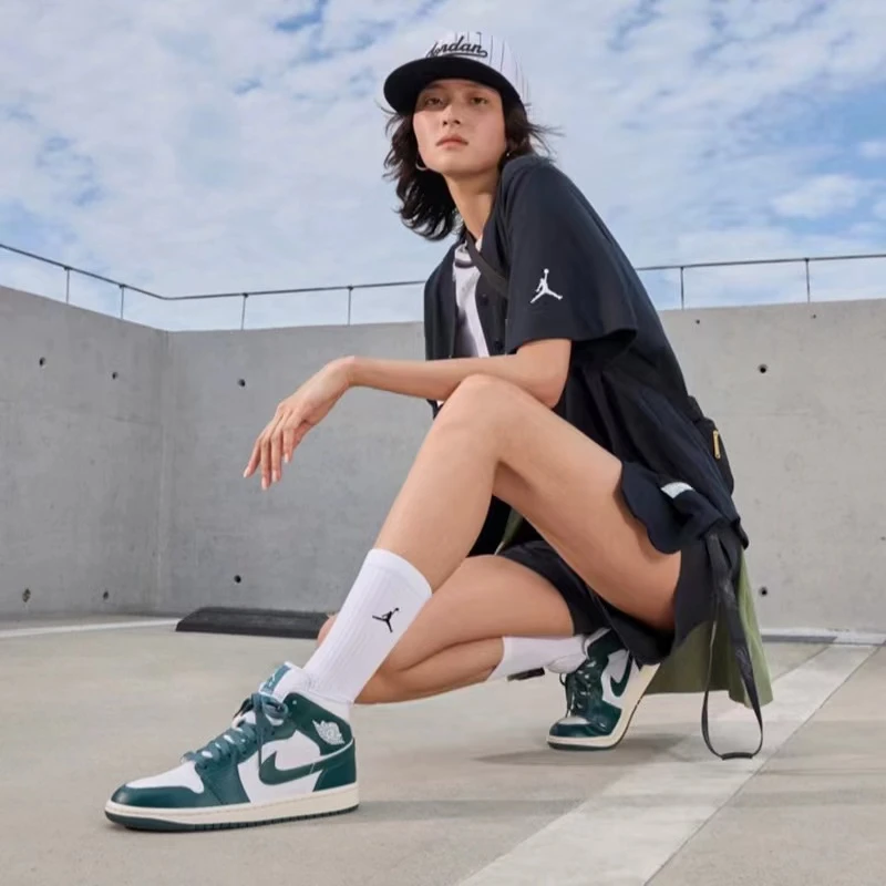 NIKE/耐克Nike 白绿AJ运动休闲鞋百搭舒适中帮透气 BQ6472-133