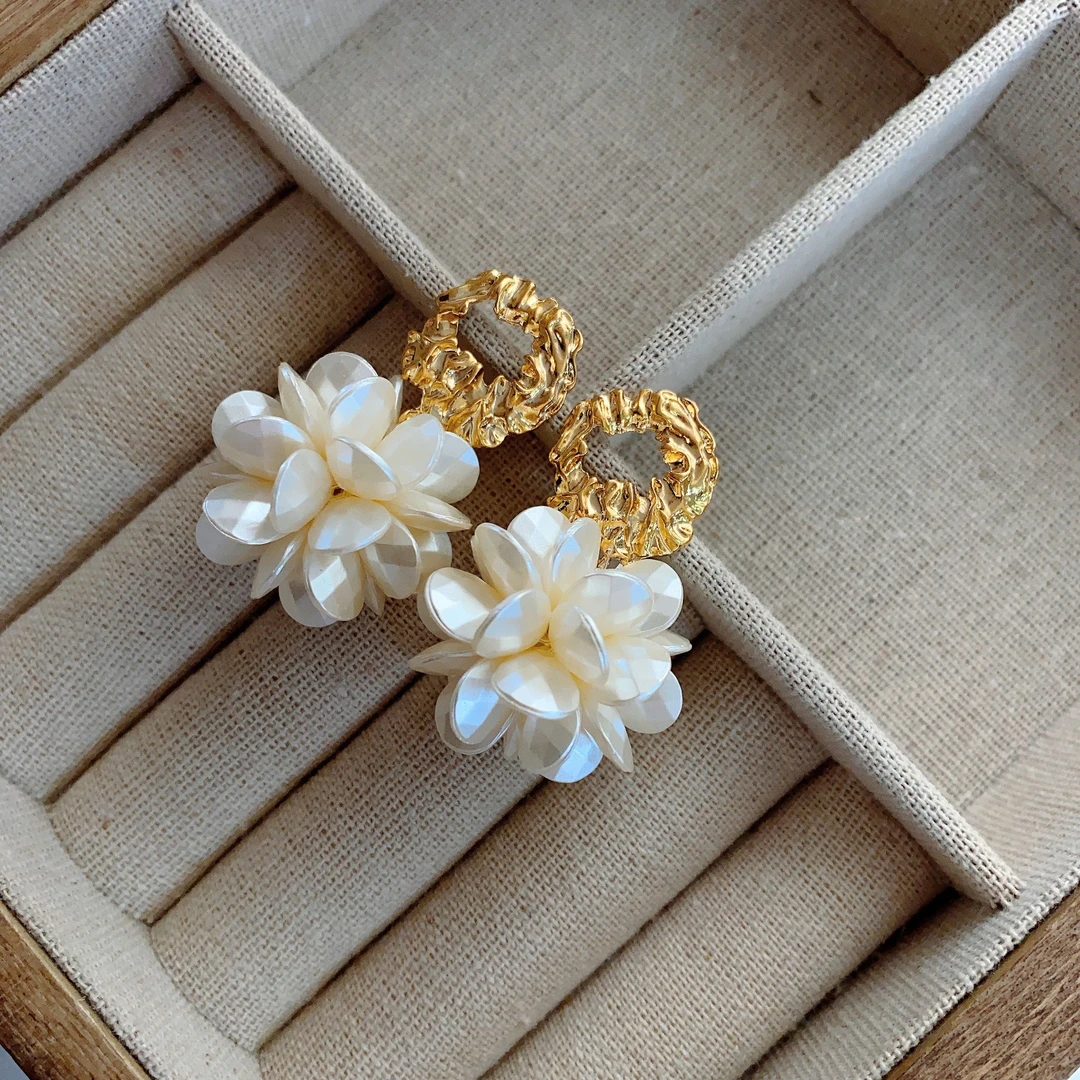 铜合金耳饰 A204 在逃公主甜美爱心白色温柔大耳环女法式网红耳饰