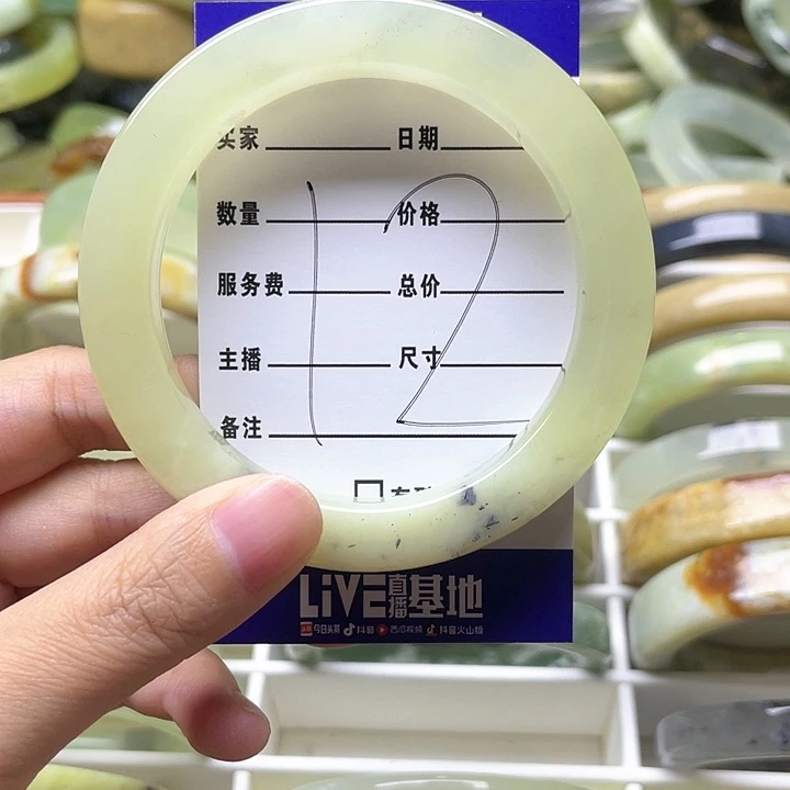 蛇纹石玉手镯合金婉***?