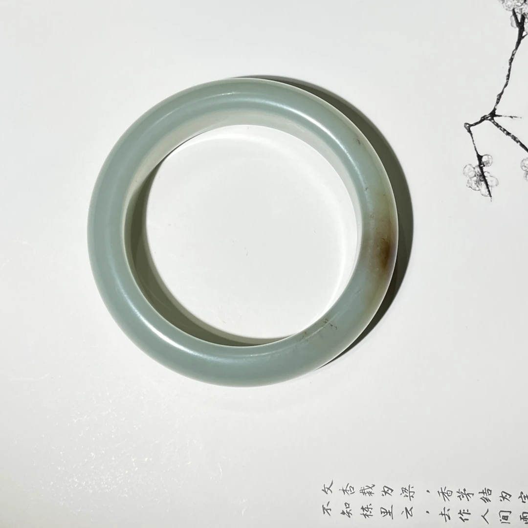 手镯.新疆且末带糖淡青色料制作，颜色漂亮玉质细腻油润，女生首选