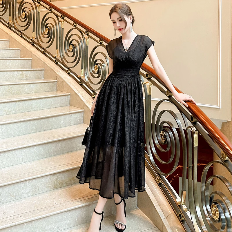 70366-新款轻奢优雅度假风收腰V领设计感遮肉显瘦连衣裙