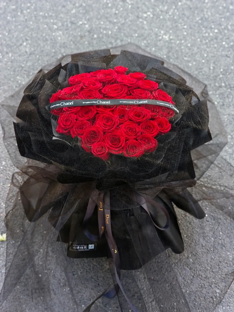 唯爱鲜花【33朵红玫瑰花束-黑纱款】冬日鲜花全国同城配送小时达直播团购附近花店送花上门送女友老婆闺蜜