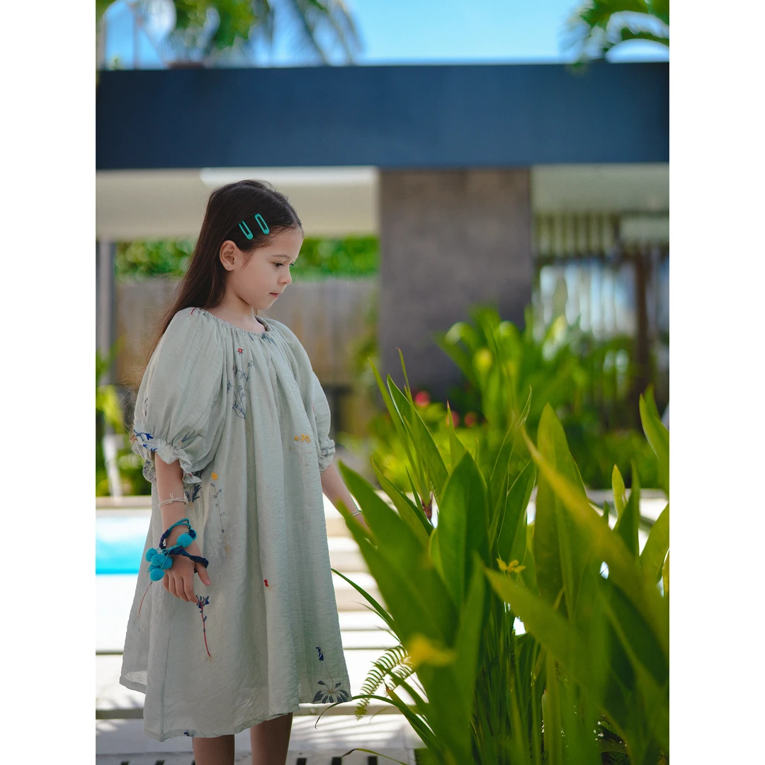 史豌豆女童2024夏季新款薄荷绿满绣连衣裙 Y3524