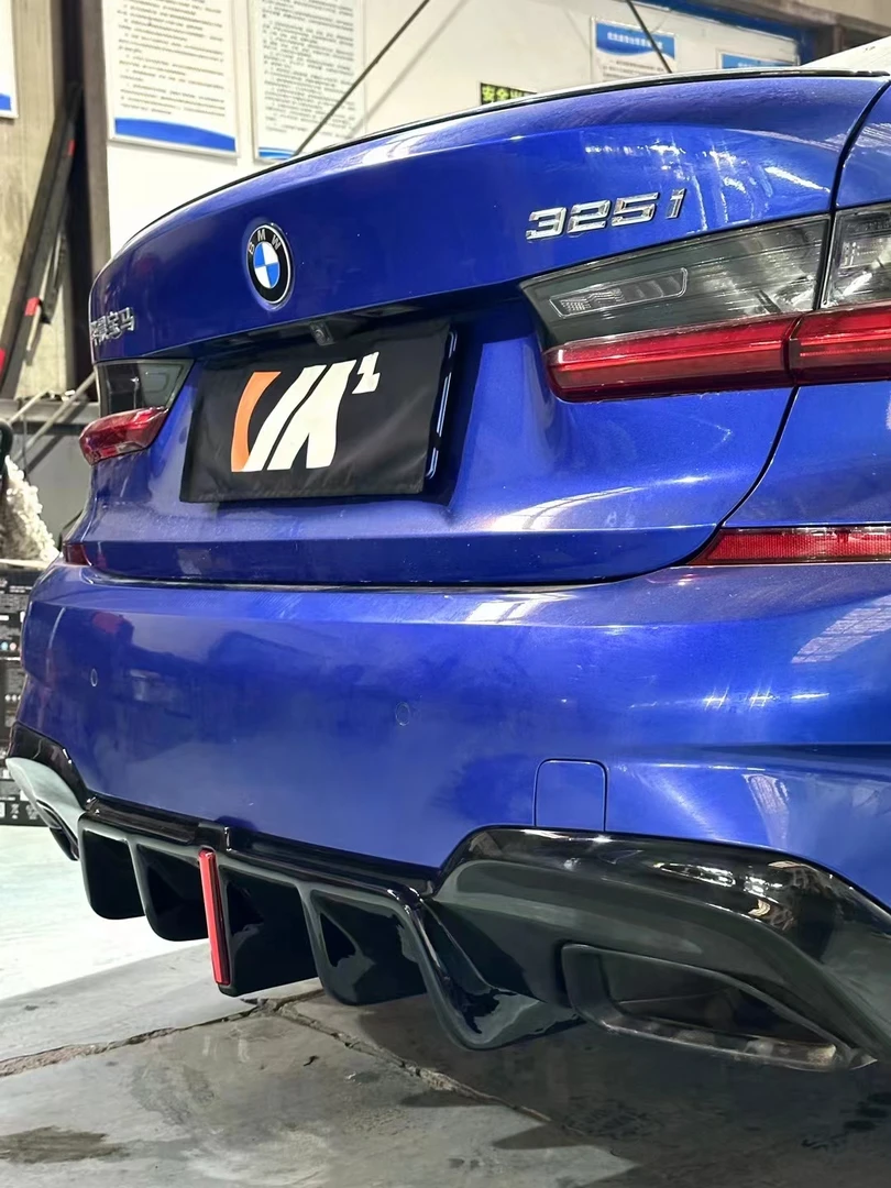 宝马3系运动后唇亮黑带领航灯小包围