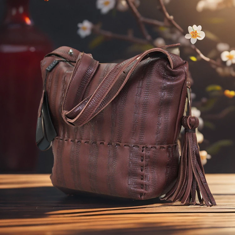 原创设计小众斜挎包真皮女单肩复古时尚休闲百搭头层牛皮流苏水桶