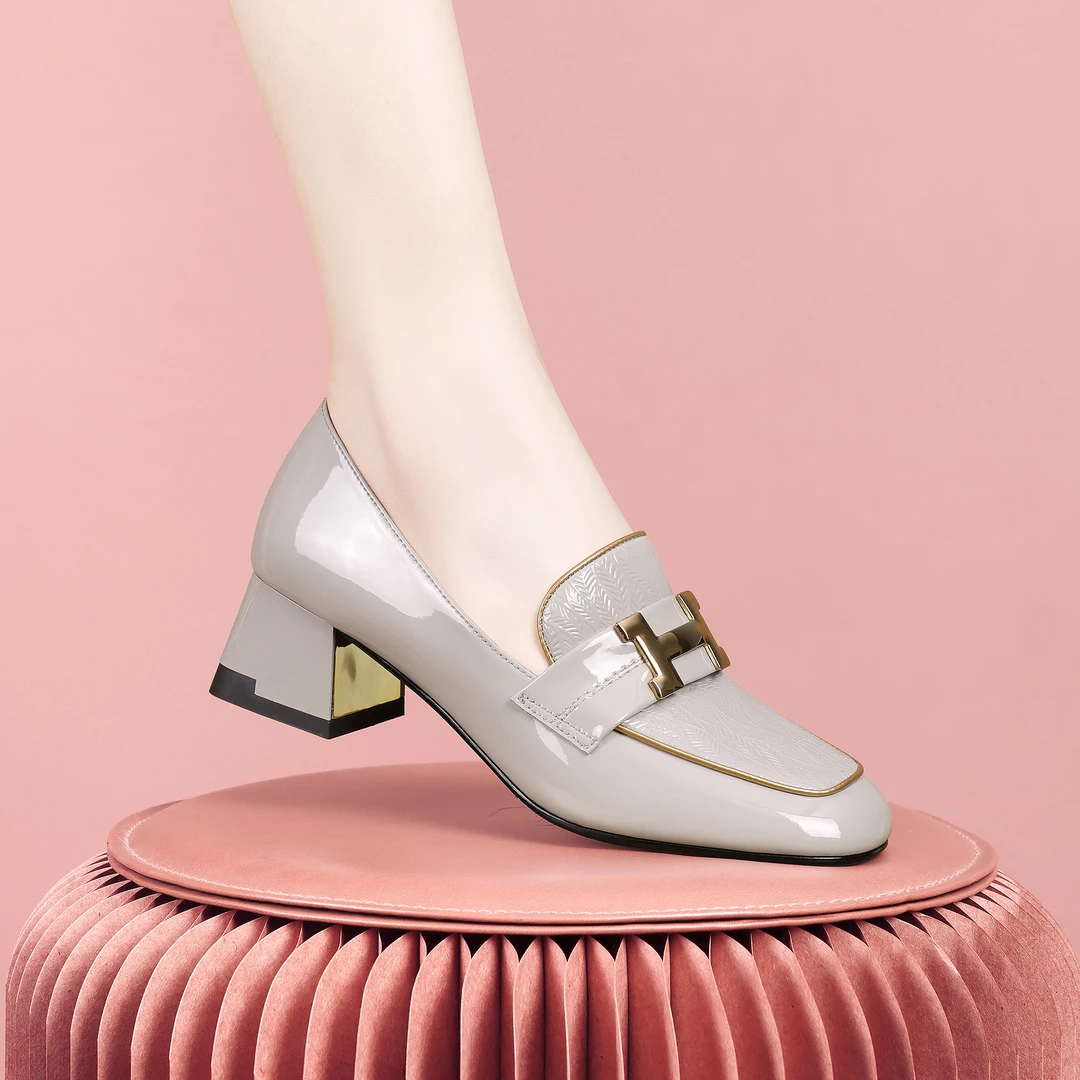 梵芮诗2024年春季新款方头纯色字母装饰简约大气粗跟女单鞋-J0632