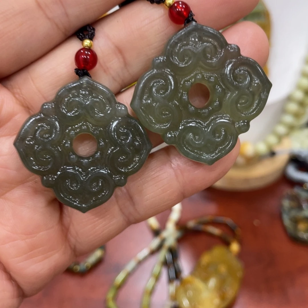 蛇纹石玉颈饰未镶嵌