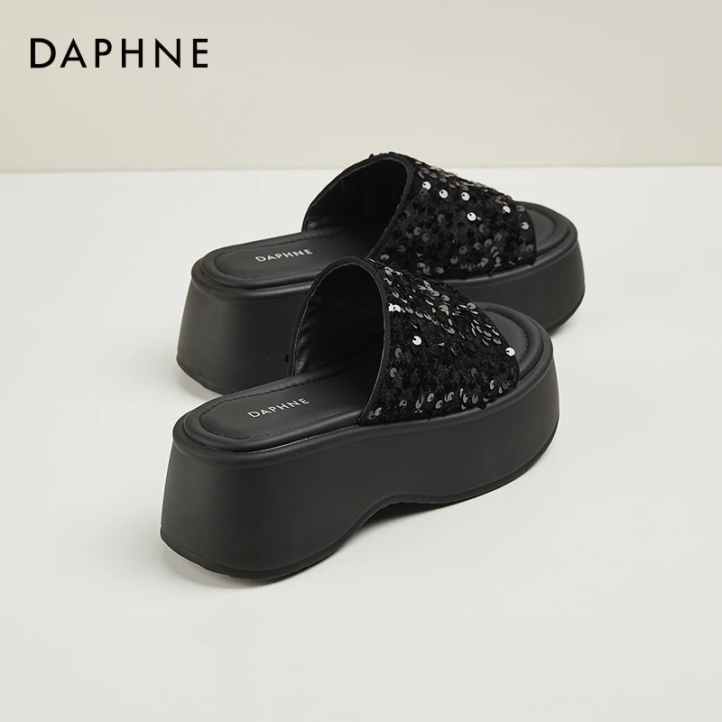 达芙妮厚底凉鞋女休闲夏季防滑外穿凉拖亮片松糕底女士一字拖鞋子