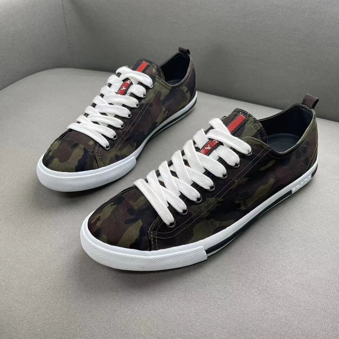 95新 Prada/普拉达 军绿色迷彩印花时尚百搭低帮系带板鞋 41码