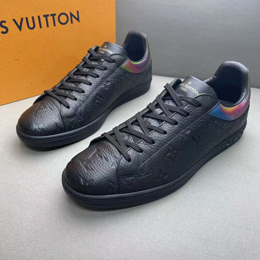 LouisVuitton/路易威登黑色浮雕老花时尚百搭低帮板鞋 42码/98新