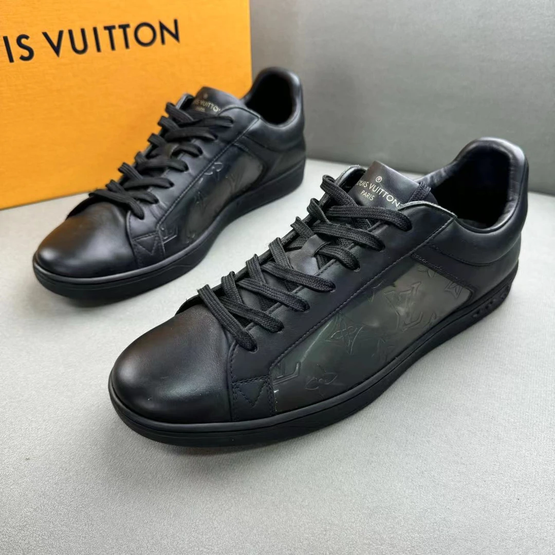 95新 LouisVuitton/路易威登 黑色透明镭射浮雕老花百搭板鞋 42码