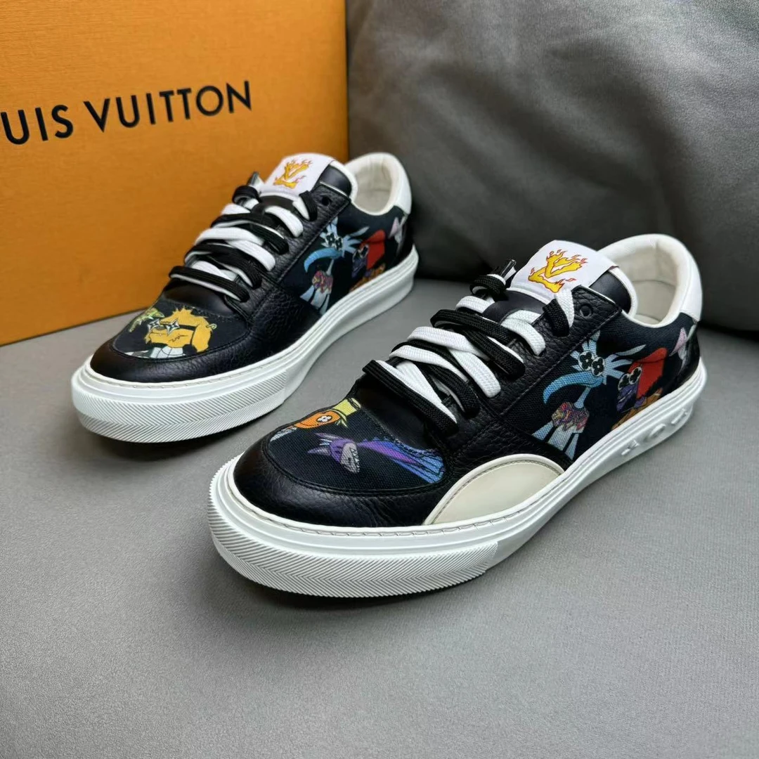 95新 LouisVuitton/路易威登 黑色卡通彩绘印花时尚百搭板鞋 42码