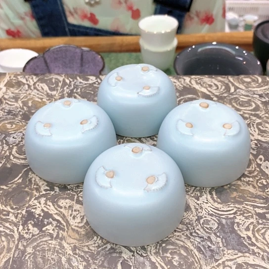 三点足品茗杯四个。。。。。。