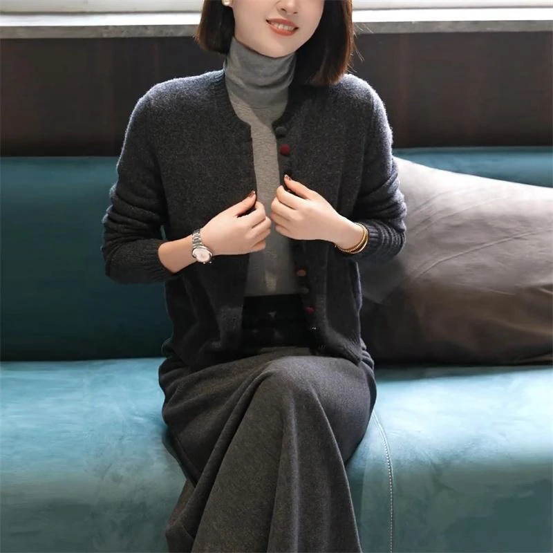 韩系慵懒风彩扣设计感针织开衫女冬季新款小个子减龄显瘦百搭上衣