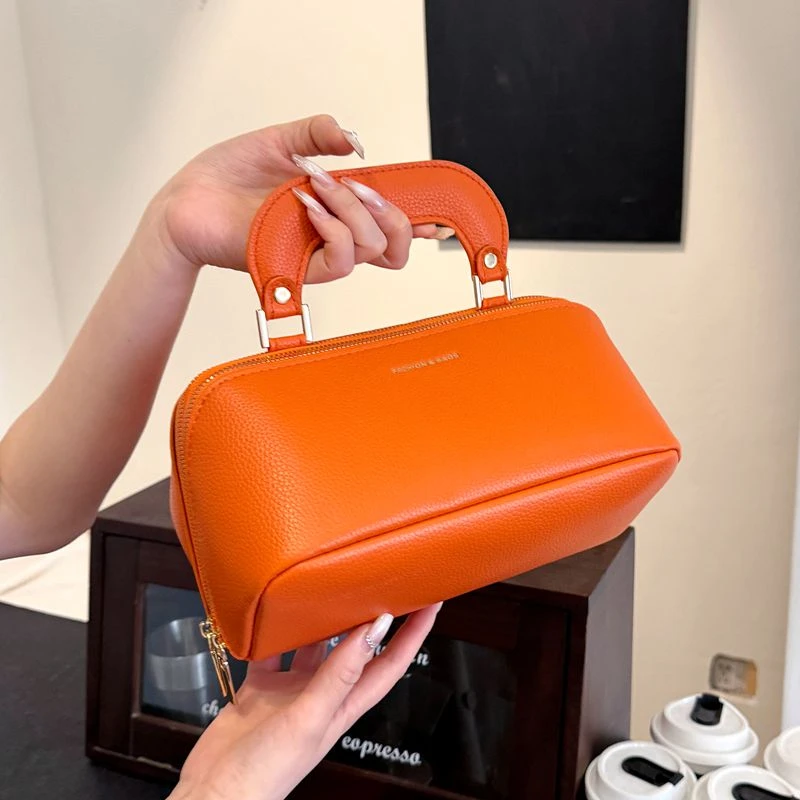 2024韩版手提化妆包女大容量时尚便携旅行高级感皮质护肤品收纳包