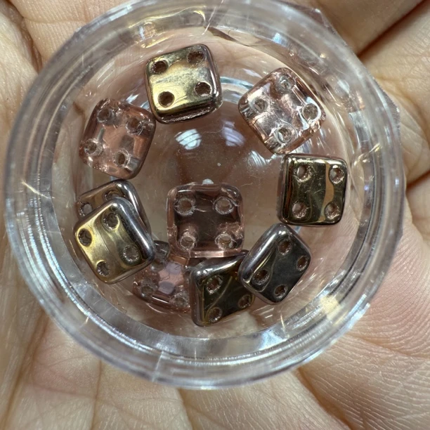 店铺满50包邮 新品 一罐10颗 AB面四眼方块美甲饰品