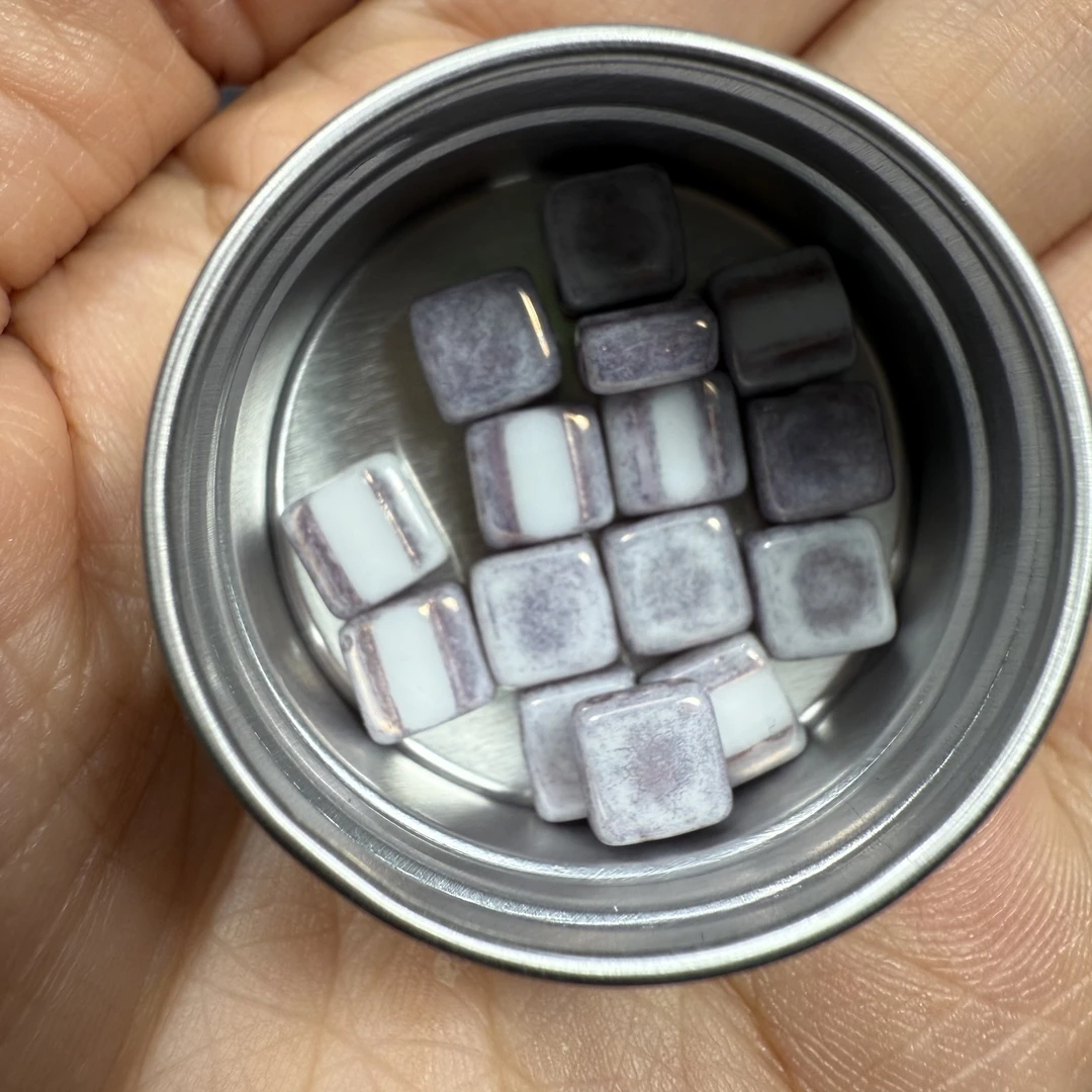 店铺满50包邮 新品 一罐15颗 白紫方块美甲饰品