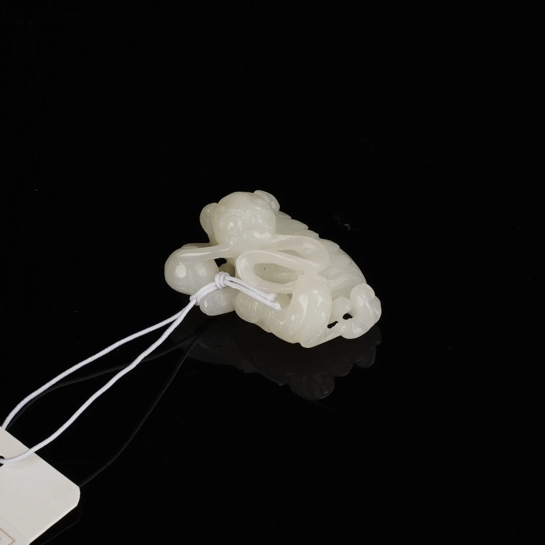 XM81861二十世纪和田玉双狮滚绣球圆雕