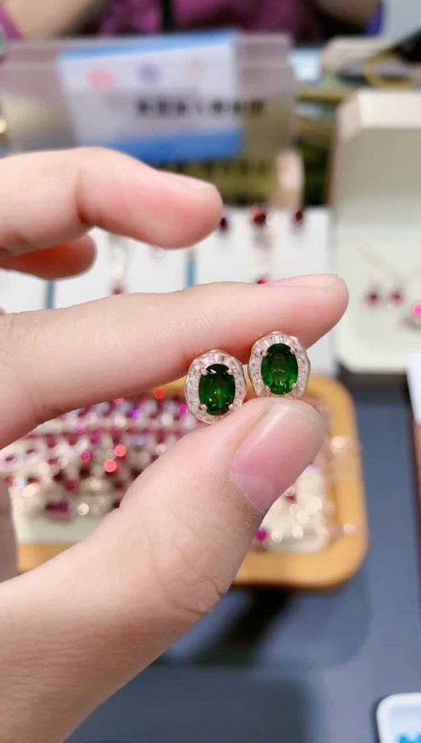 【闪购商品】透辉石耳钉银S925镶嵌天然