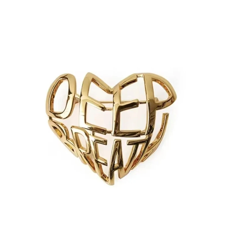 铜合金胸针 季阿玛施新颖爱心胸针轻奢ins时尚百搭桃心西装胸针
