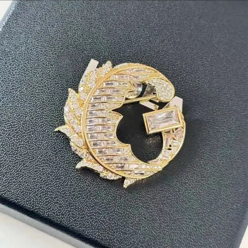 铜合金锆石胸针 季阿玛施新颖2025新款轻奢G字母百搭精致胸针配饰
