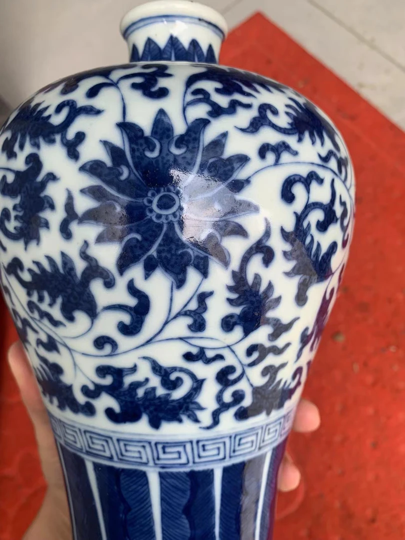 青花缠枝莲玉璧底梅瓶，杏林春燕款。老气横秋