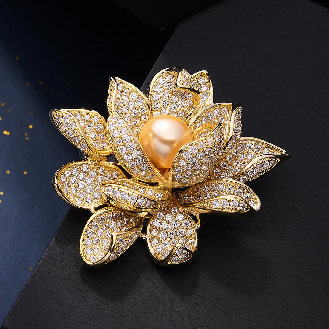 合金仿珍珠胸针 新款【璀璨轻奢精工密镶莲花】荷花镶锆别针领花