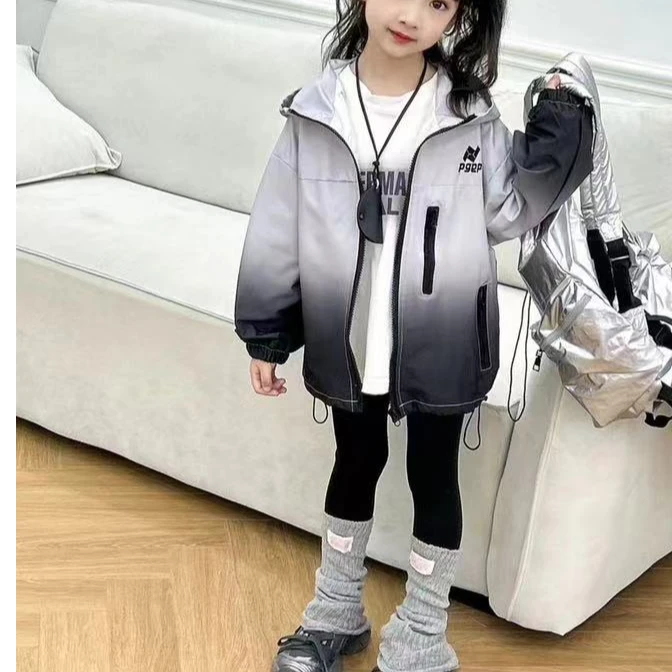 C109儿童秋季百搭渐变P字母外套