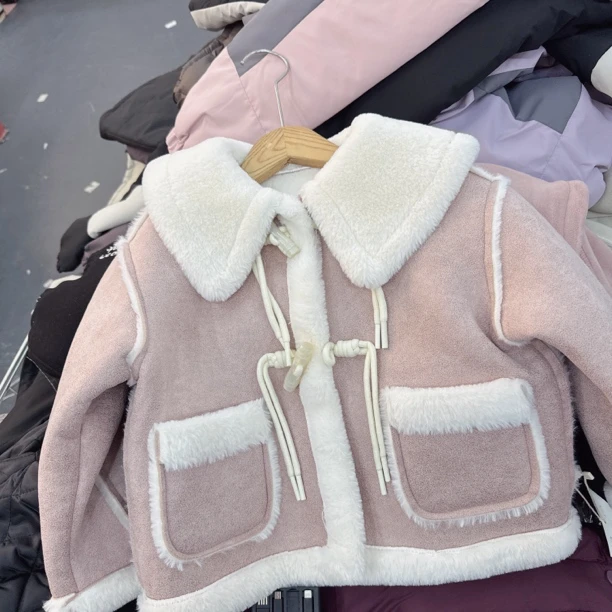 Y013儿童冬款毛绒外套白扣款