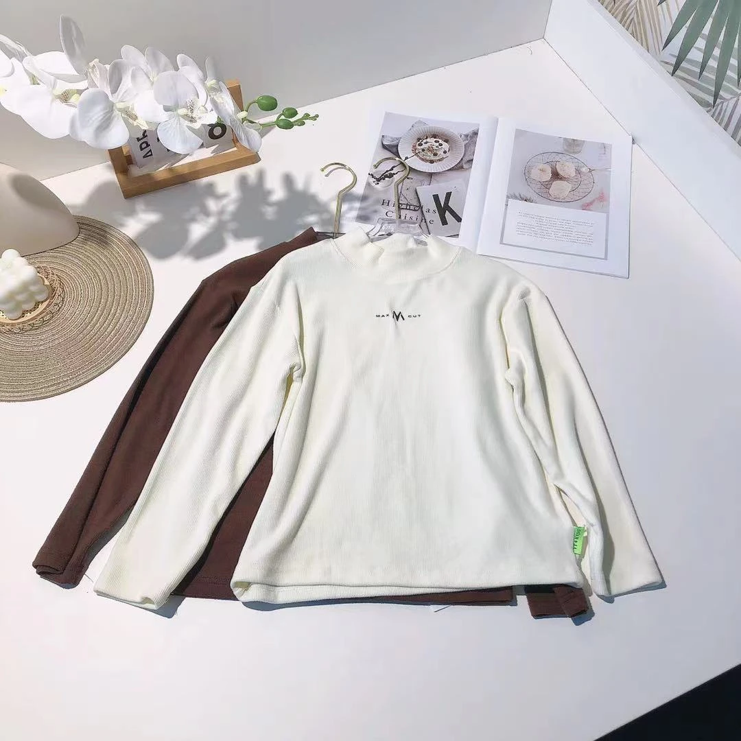 C221小语儿童秋款半高领坑条M字母打底衫